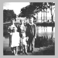 086-0080 Frau Rosa Murach im Jahre 1942 mit einigen ihrer Kinder.jpg